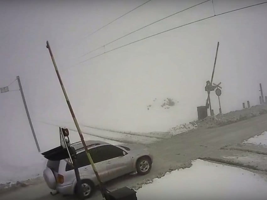 Auto-prolazi-ispod-rampe1;-foto:-printskrin-Jutjub