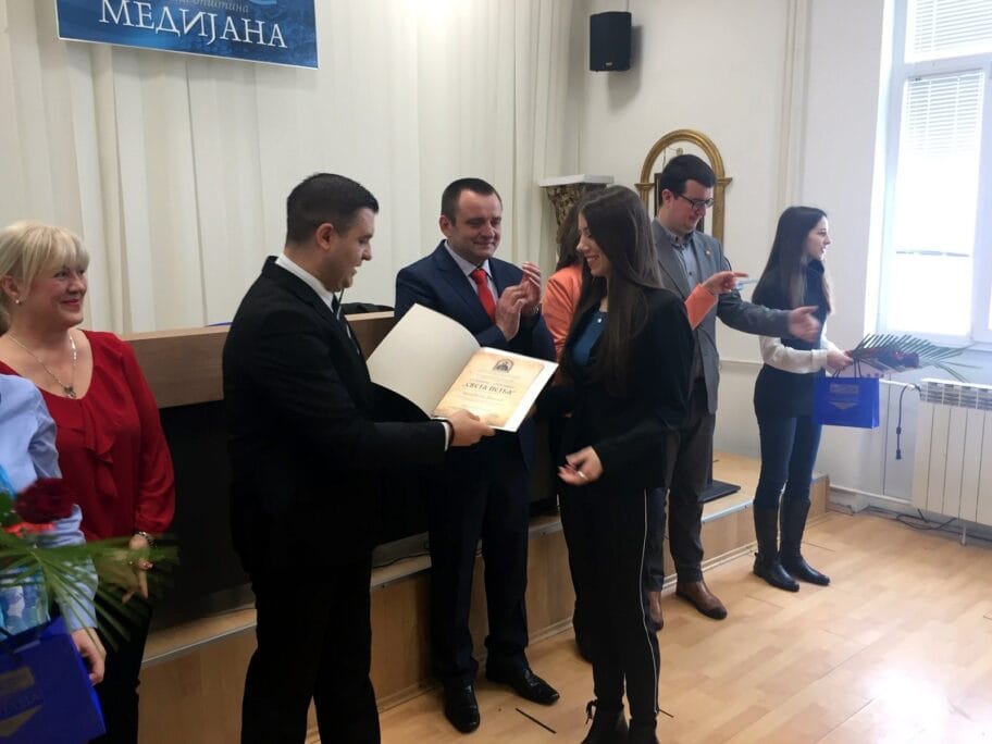 Uspešni studenti iz Medijane dobili stipendije, učenici nagrade 19 Opstina Medijana stipendije foto Opstina Medijana
