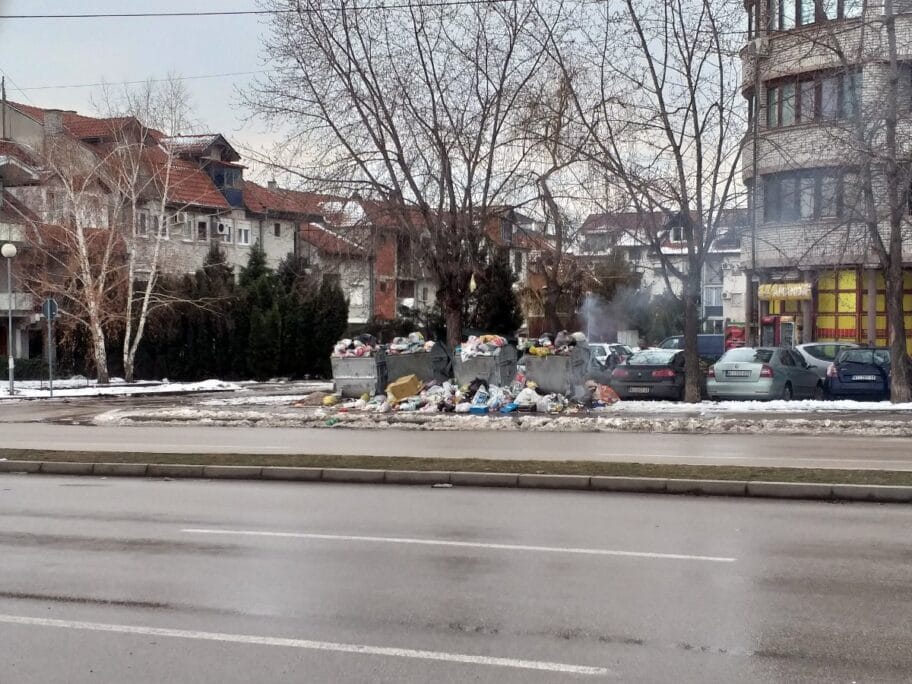 Prepuni kontejneri na Matejevačkom putu - ispražnjeni nakon prijave građana 9 Smece Calije foto citalac