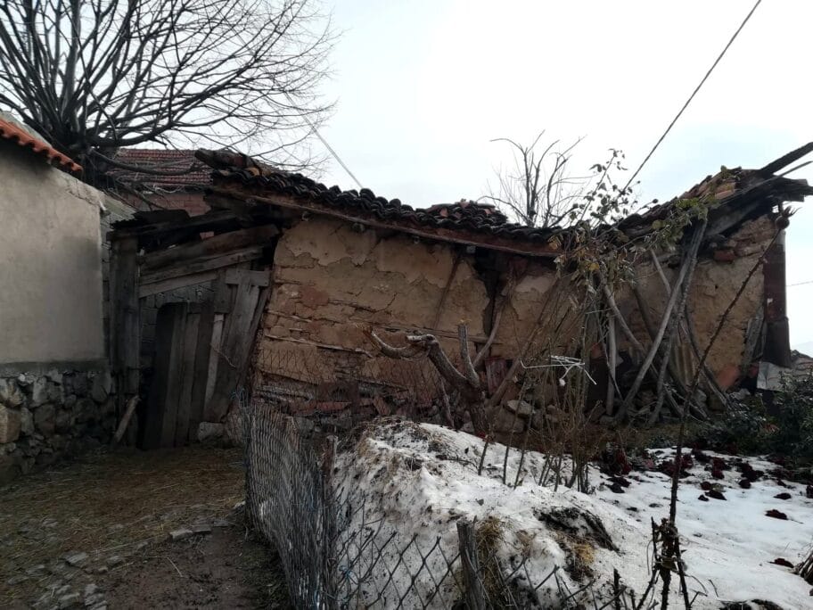 Trosna kuca u Knez Selu foto JV J A