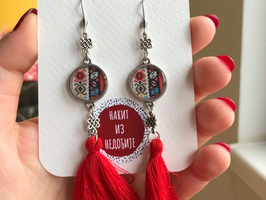 Bedževima na pirotskom dijalektu i nakitom sa šarama ćilima osvojila kupce 14 nakit3 cilim foto mstojev scaled