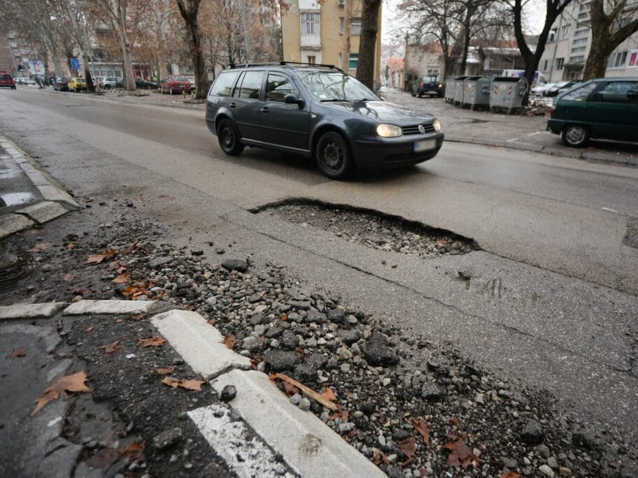 Sneg "otvorio" udarne rupe i kratere na niškim ulicama 18 Krater u Vojvode Misica1 foto JV Vanja Keser