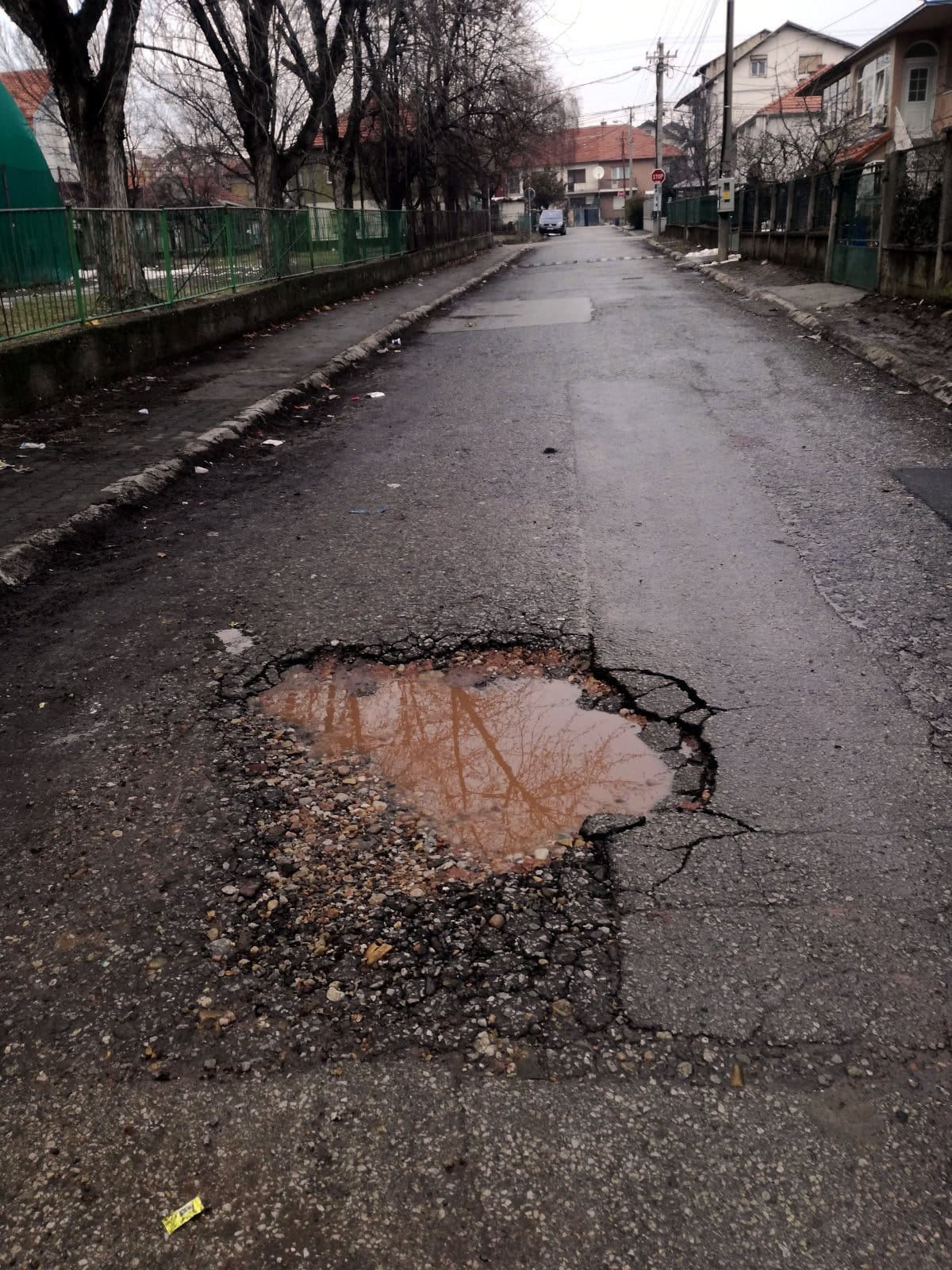 Krater-kod-OŠ-Čegar;-foto:-čitalac