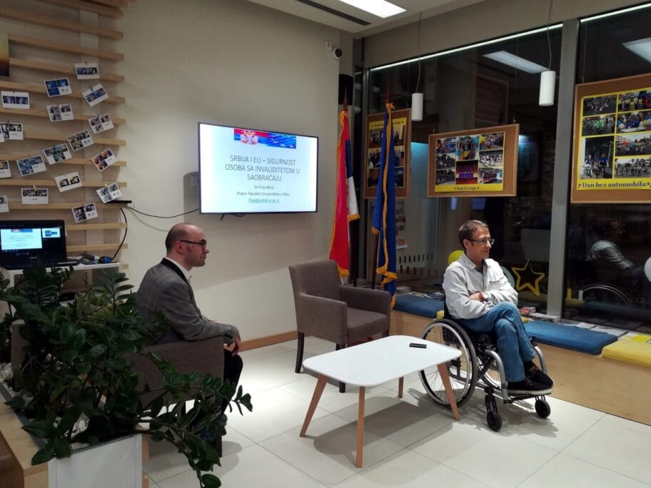 Ivan Novkovc Fili Miric predavanje EU info kutak foto Juzne vesti Milica Jovanovic scaled