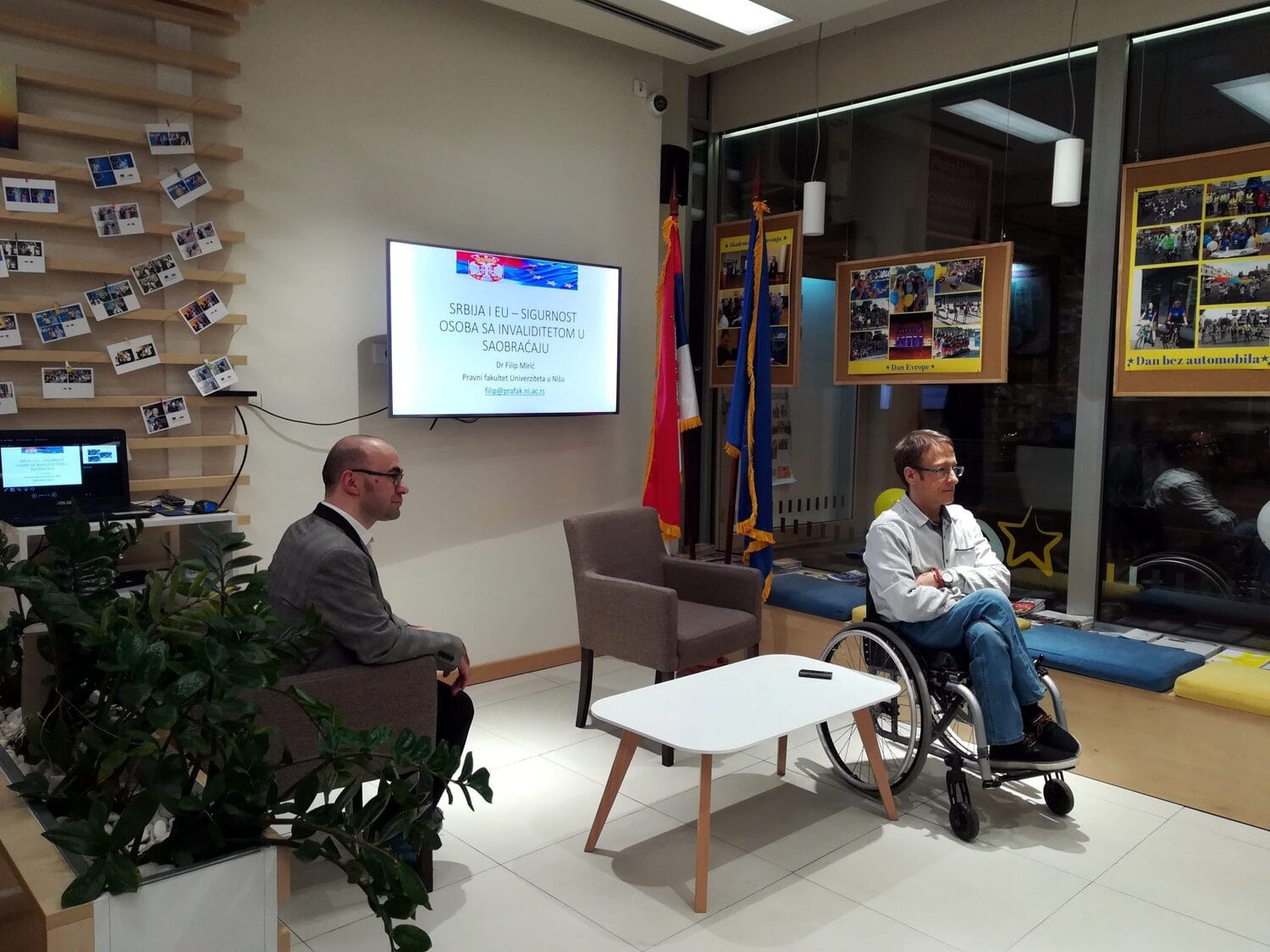 Ivan Novkovc Fili Miric predavanje EU info kutak foto Juzne vesti Milica Jovanovic scaled