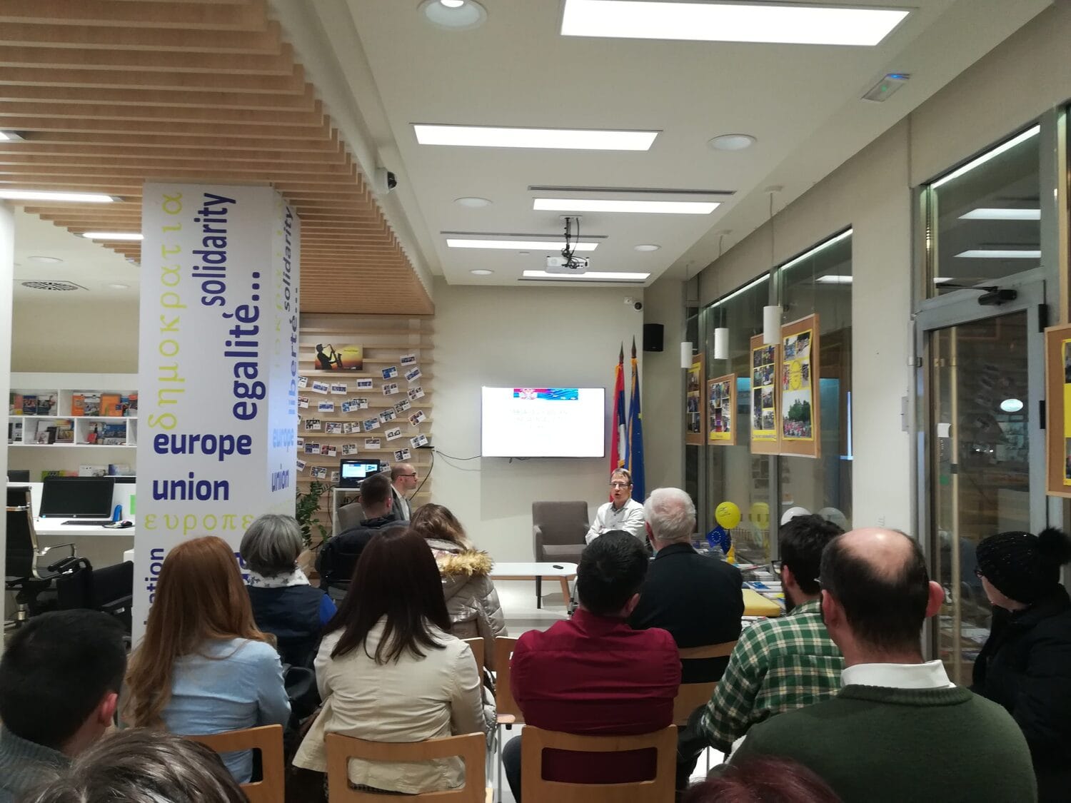 Ivan Novkovc Fili Miric predavanje EU info kutak foto Juzne vesti Milica Jovanovic scaled