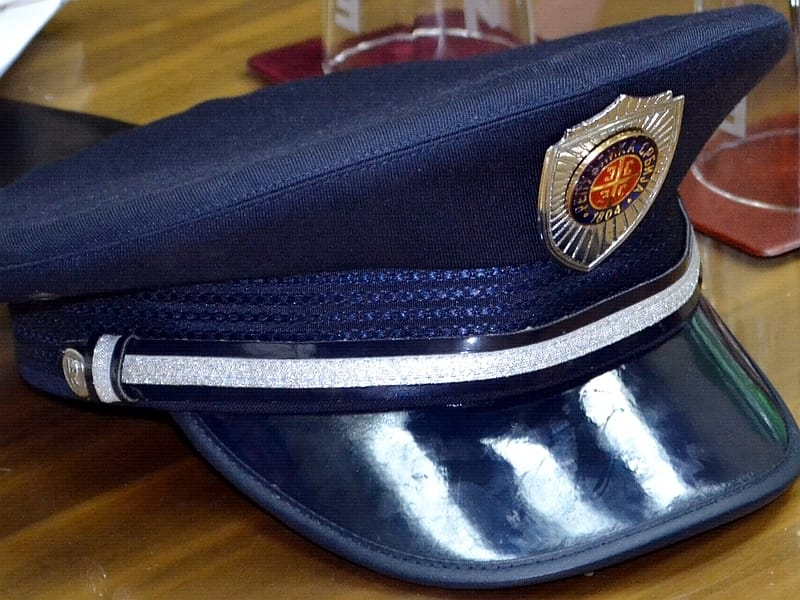 Napali policajce u kafani u Trgovištu 4 policijska kapa kosta