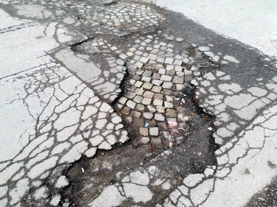 Rupe u Šumadijskoj i pored najave nadležnih nisu počele da se krpe 5 Sumadijska rupe7 foto JV J A