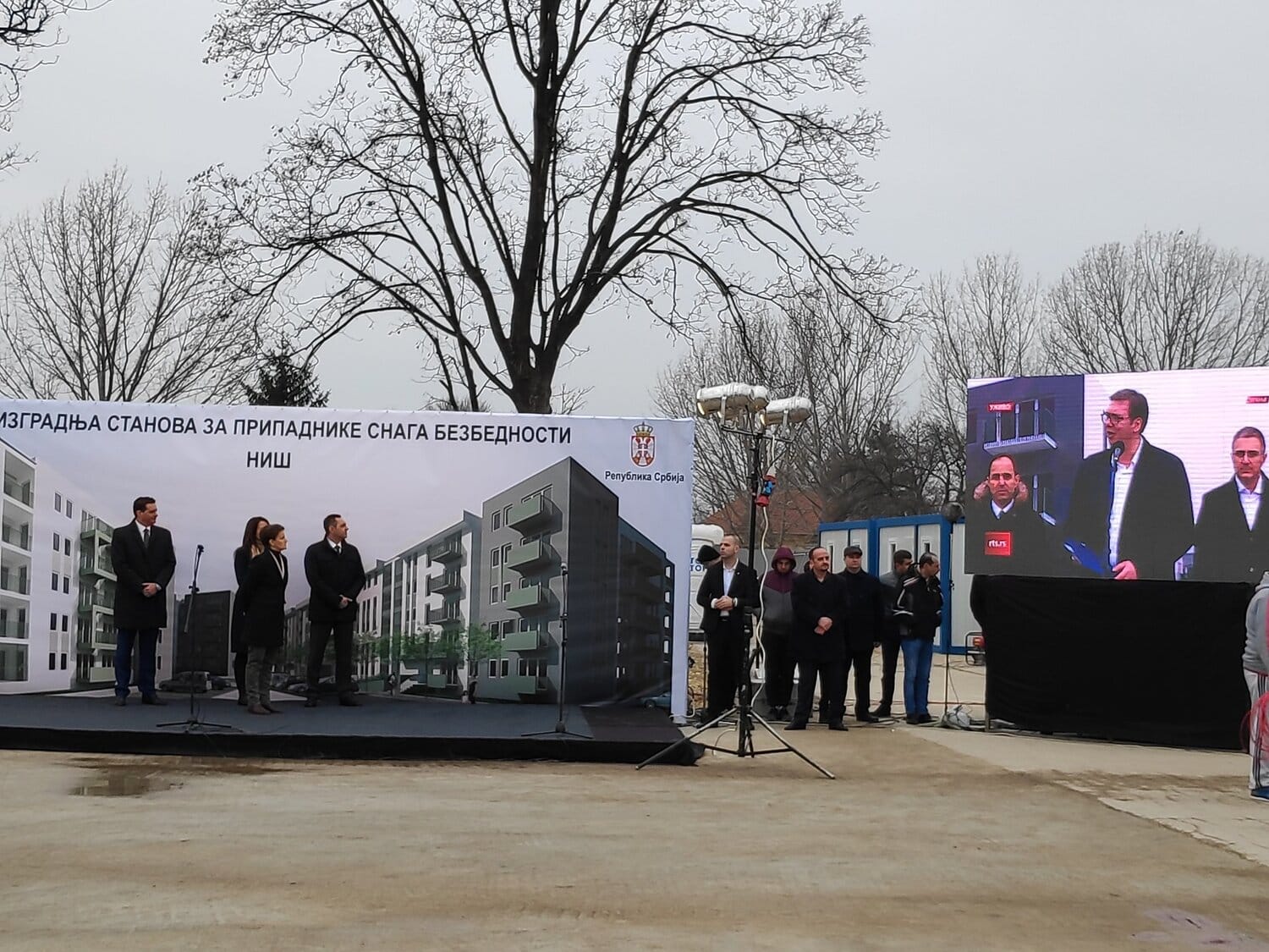 nis stanovi foto S M