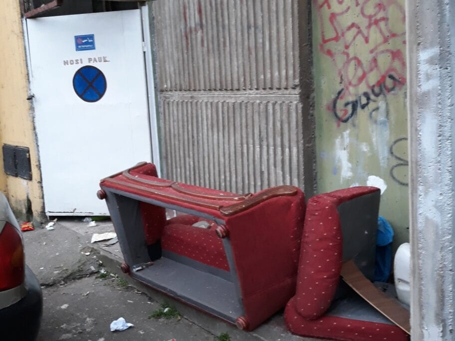 Kao smeće, po Nišu razbacani kreveti i drugi stari nameštaj 3 Kauc Prijavi problem