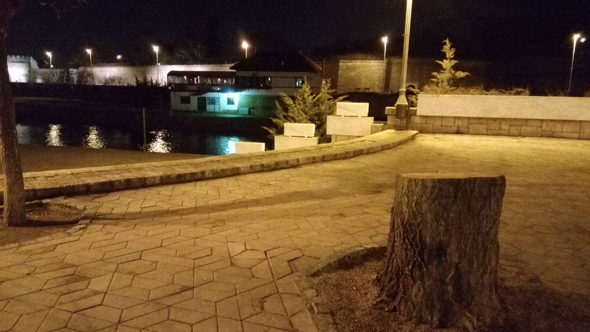 Iseceno drvo kej Prijavi problem