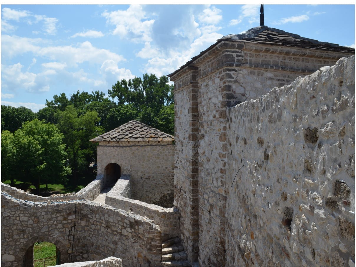 Dečak pao niz stepenice Momčilovog grada 1 tvrdjava kale foto Lj F