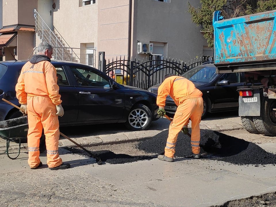 Oprezno u vožnji - u jeku je krpljenje udarnih rupa u Nišu 1 Krpljenje rupa Studenicka foto V M