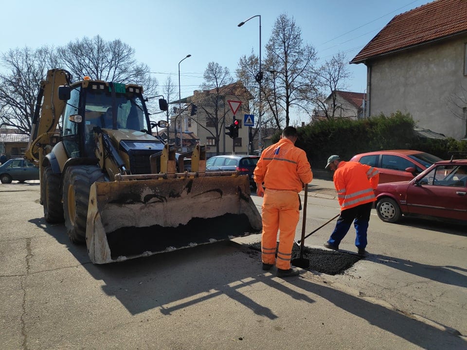Krpljenje rupe radnici bager foto V M