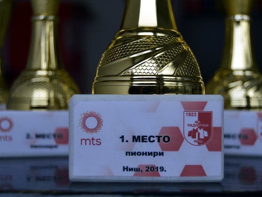 Pehari turnir Ivan Beli Krstic gfoto FB Omladinska skola Radnickog