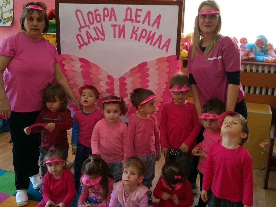 roze majice foto pcelica