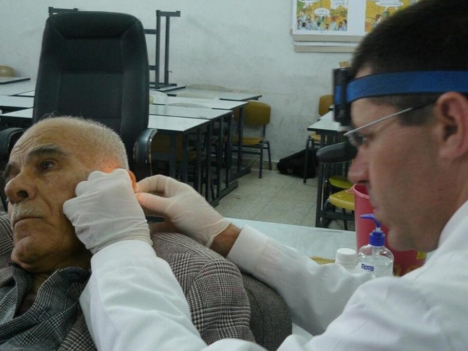 Preventivni pregledi sluha tokom marta na jugu Srbije 3 Pregled uha foto flickr com Physicians for Human Rights Israel