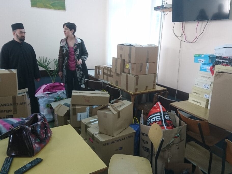 Doneli pomoc u selo Strelac foto Lj F