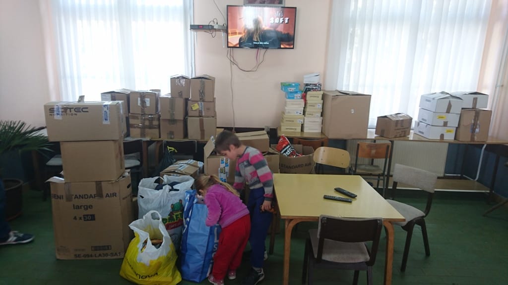 Obuca odeca i igracke za decu foto Lj F