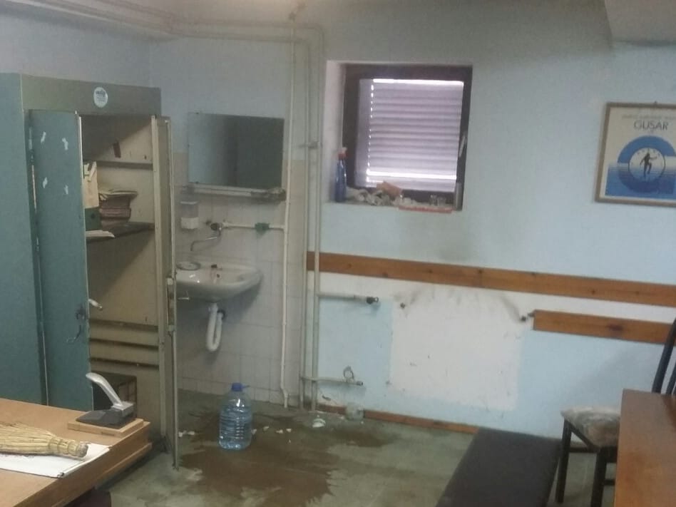 Opljačkan ronilački klub u Nišu - odneli radijatore, opremu i pehare 1 ronilacki klub obijen foto sr