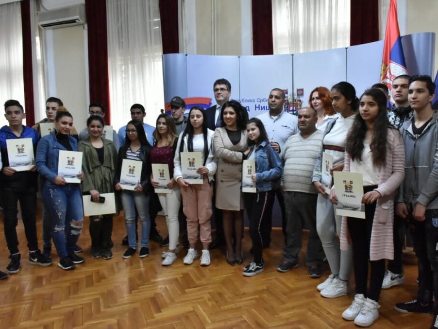 Srednjoškolci Romi dobili stipendije od Grada Niša 16 romski srednjoskolci foto gradskisajt