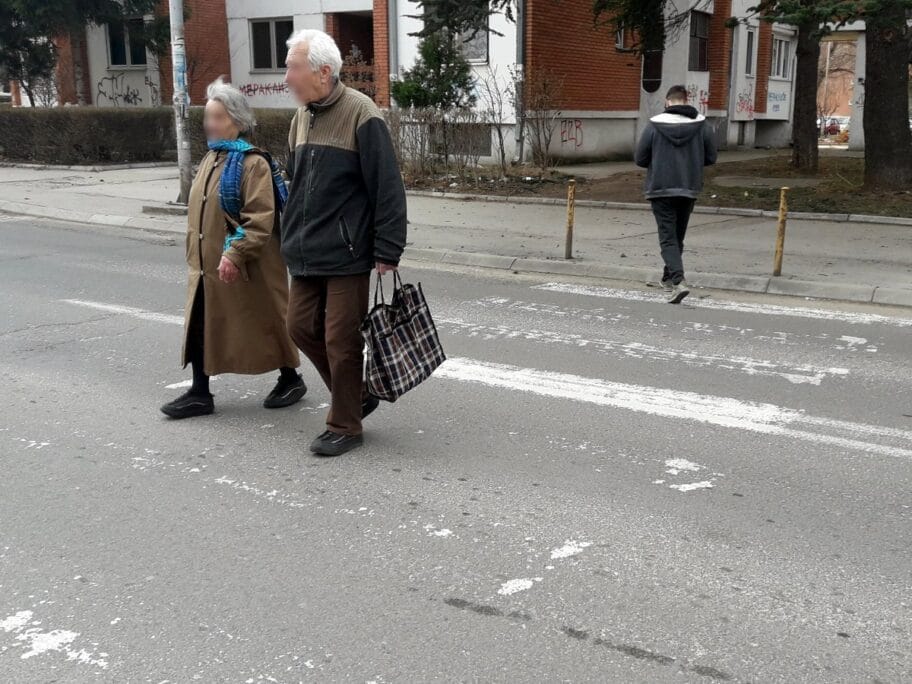“Parking servis” ignoriše izbledele pešačke prelaze, ali obeležava parking mesta 20 Izbledeli pesacki prelazi foto citalac