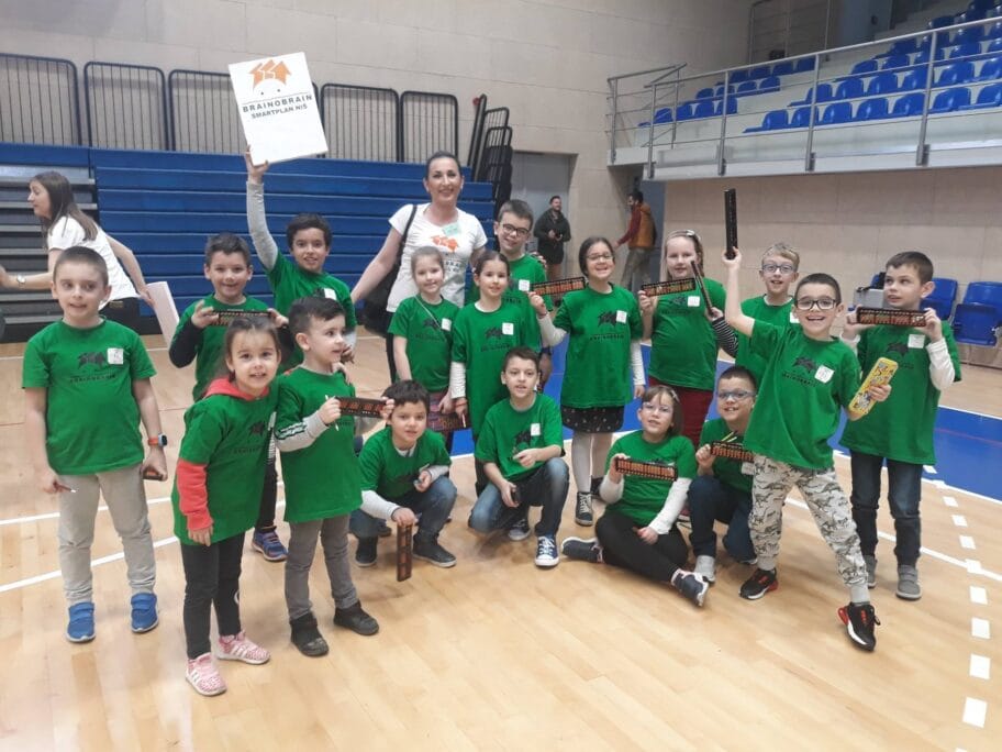 Deca iz Niša brzim računanjem osvojila pehare i medalje 6 Deca sa peharima Brainobrain
