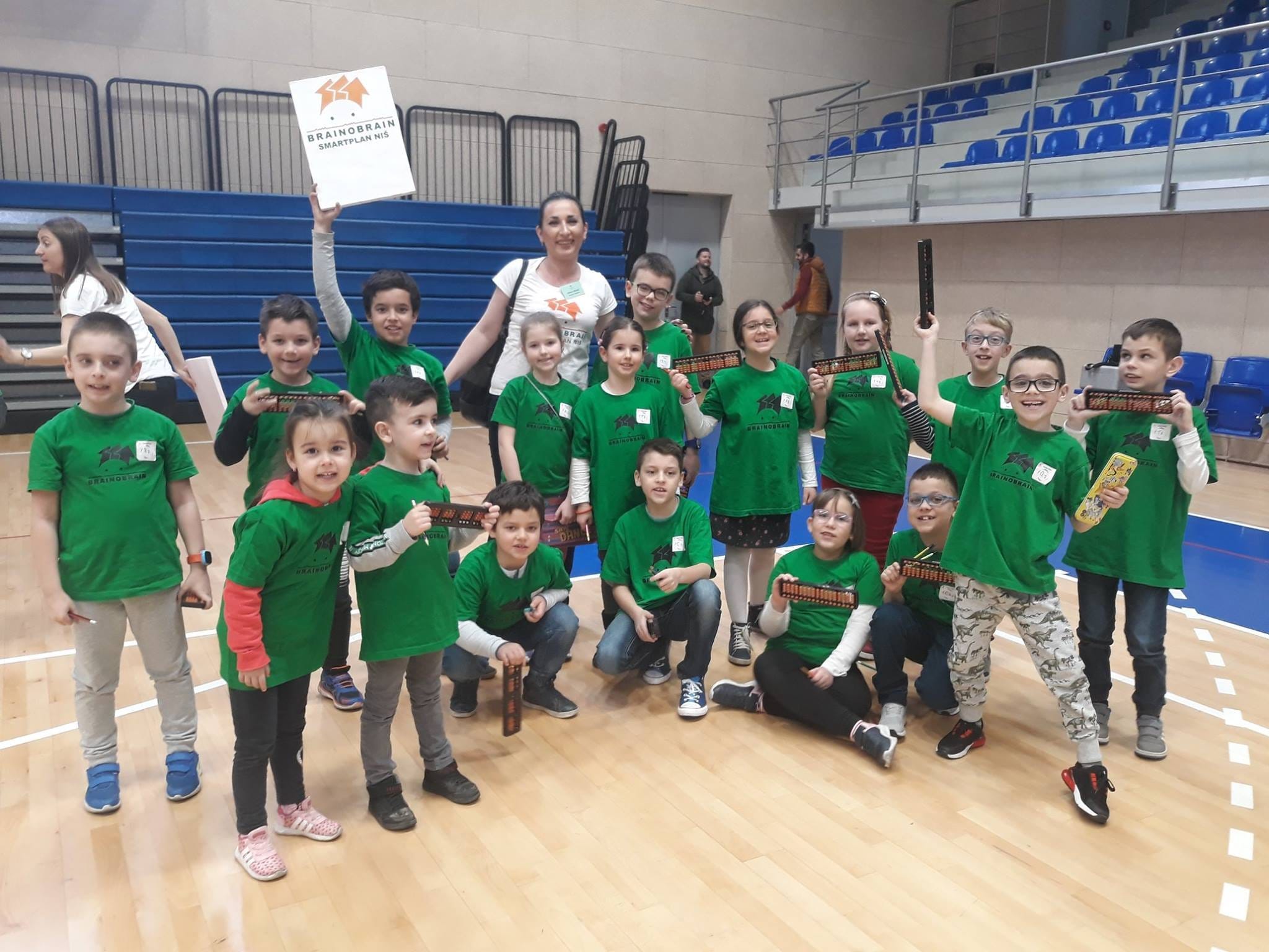 Deca iz Niša brzim računanjem osvojila pehare i medalje 1 Deca sa peharima Brainobrain