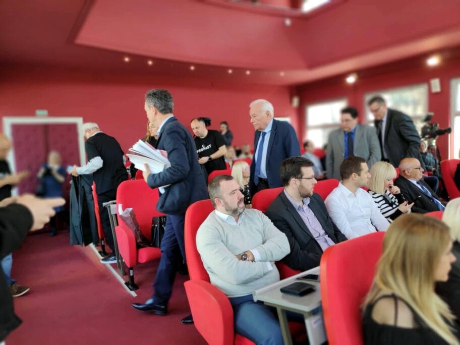 Niška opozicija napustila sednicu Skupštine 19 Opozicija napusta sednicu foto JV V M