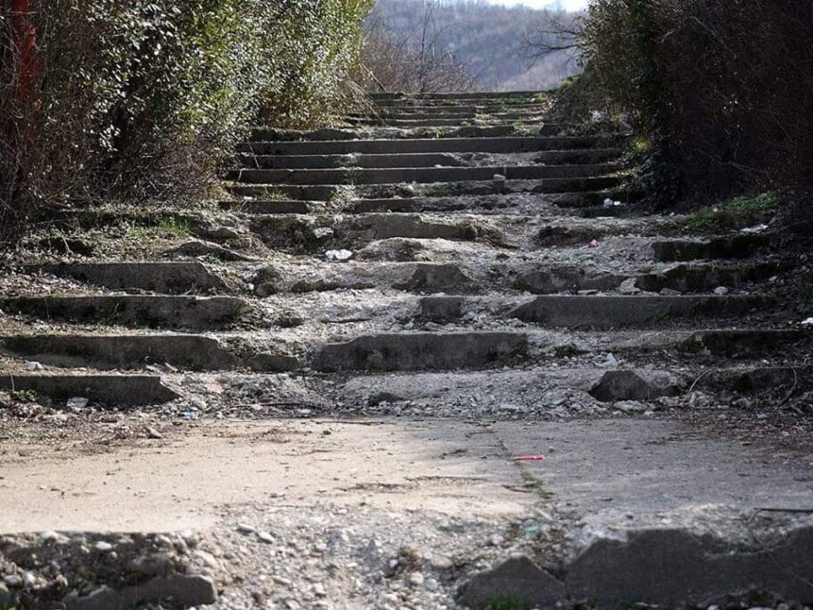 Stepenice Staro groblje Vlasotince foto citalac