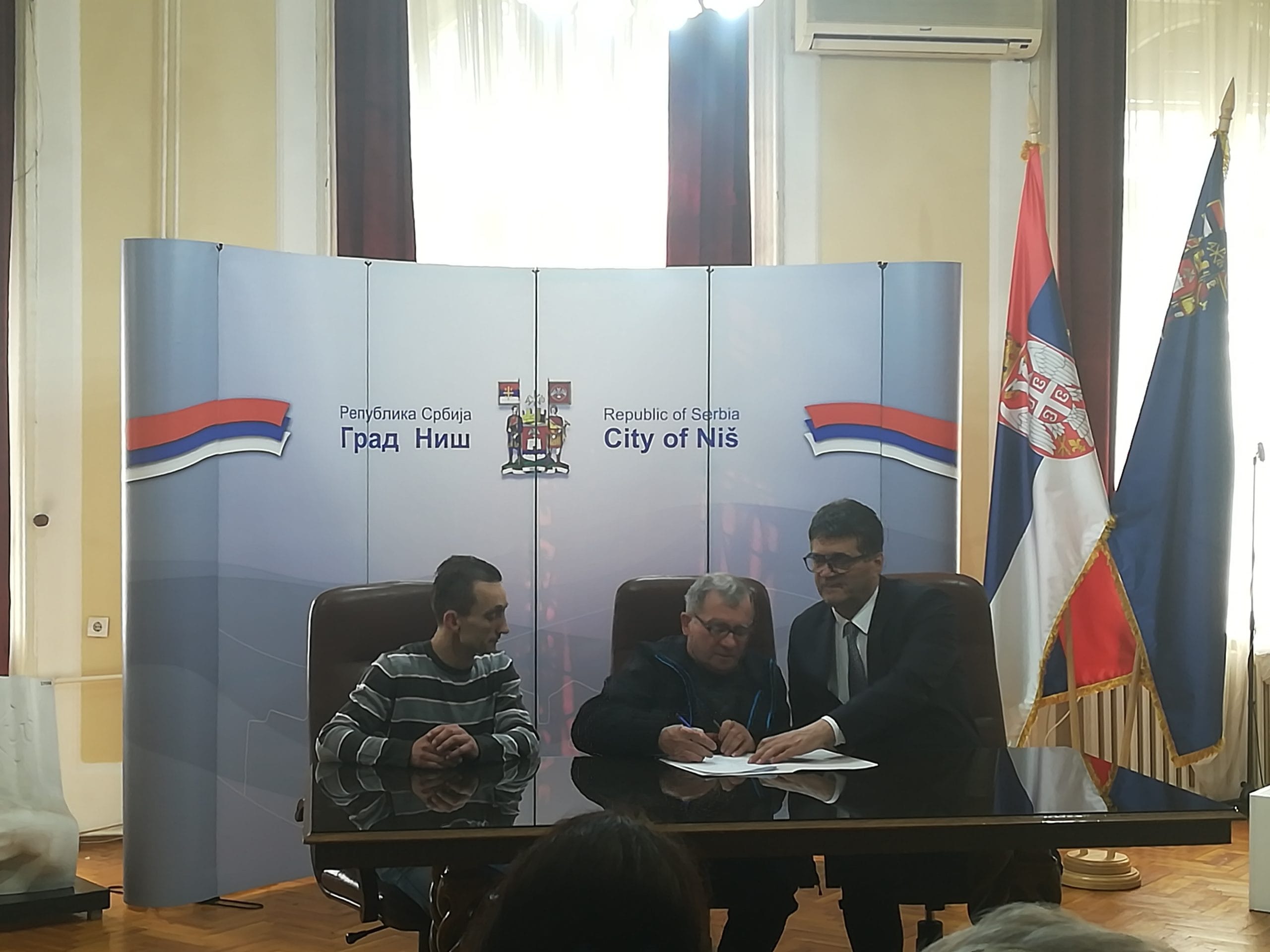 Bulatovic Gradska kuca potpisivanje ugovora foto Juzne vesti Milica Jovanovic scaled