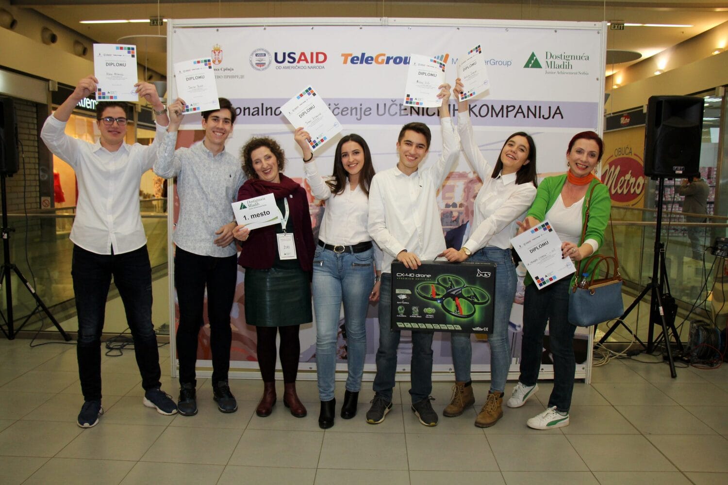 Niški-gimnazijalci-sa-mentorkom-i-profesorkom-Anom-Veljković