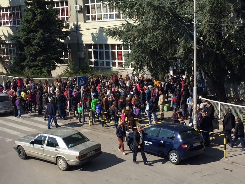 Ucitelj Tasina skola foto citalac