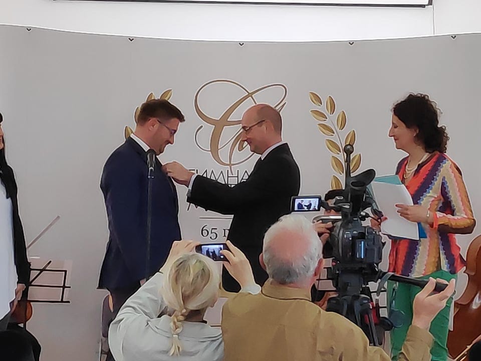 Direktoru niške gimnazije francuski orden zbog dvojezičnog odeljenja 1 Orden direktoru Marjanu Misicu foto V Milic