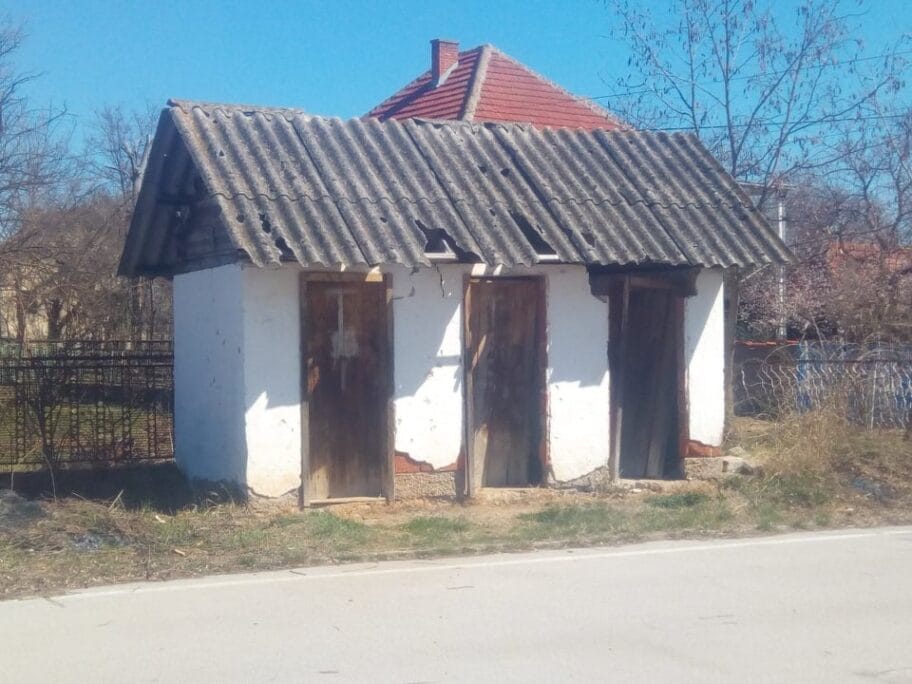 U školi u merošinskom selu i dalje poljski toaleti 6 Poljski toalet Rozina foto citalac
