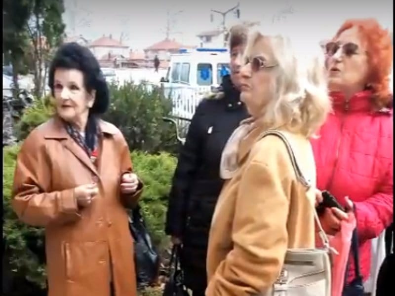 Zbog zatvaranja Kluba penzionera protest ispred Gerontološkog u Nišu 5 Protest ispred Gerontoloskog Screenshot