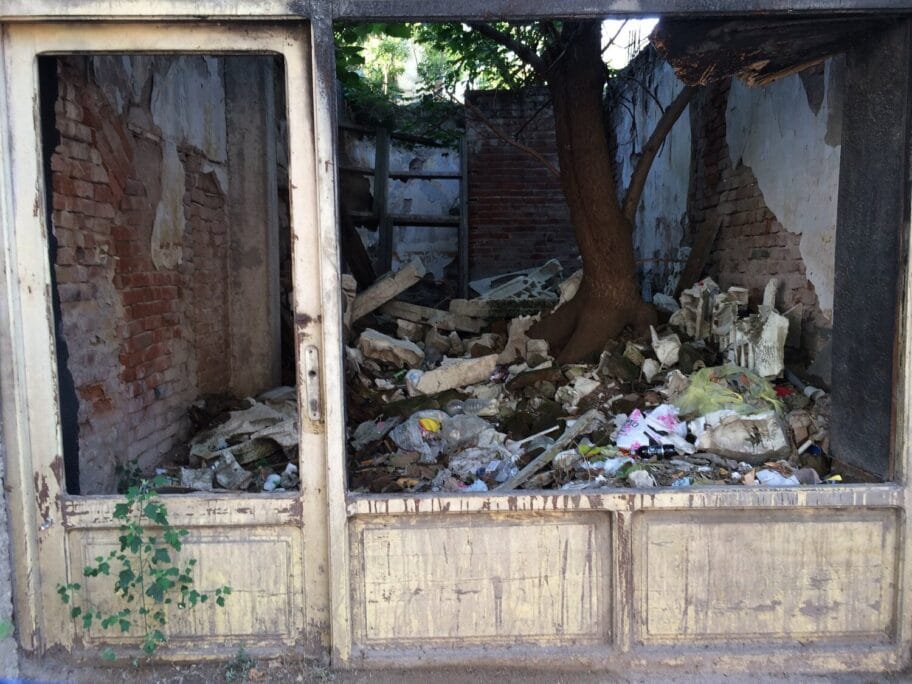 Stari lokali i frižideri u centru Niša služe kao smećare 3 Deponija u lokalu Prijavi problem