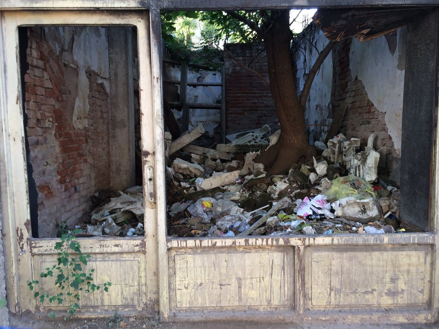 Stari lokali i frižideri u centru Niša služe kao smećare 1 Deponija u lokalu Prijavi problem