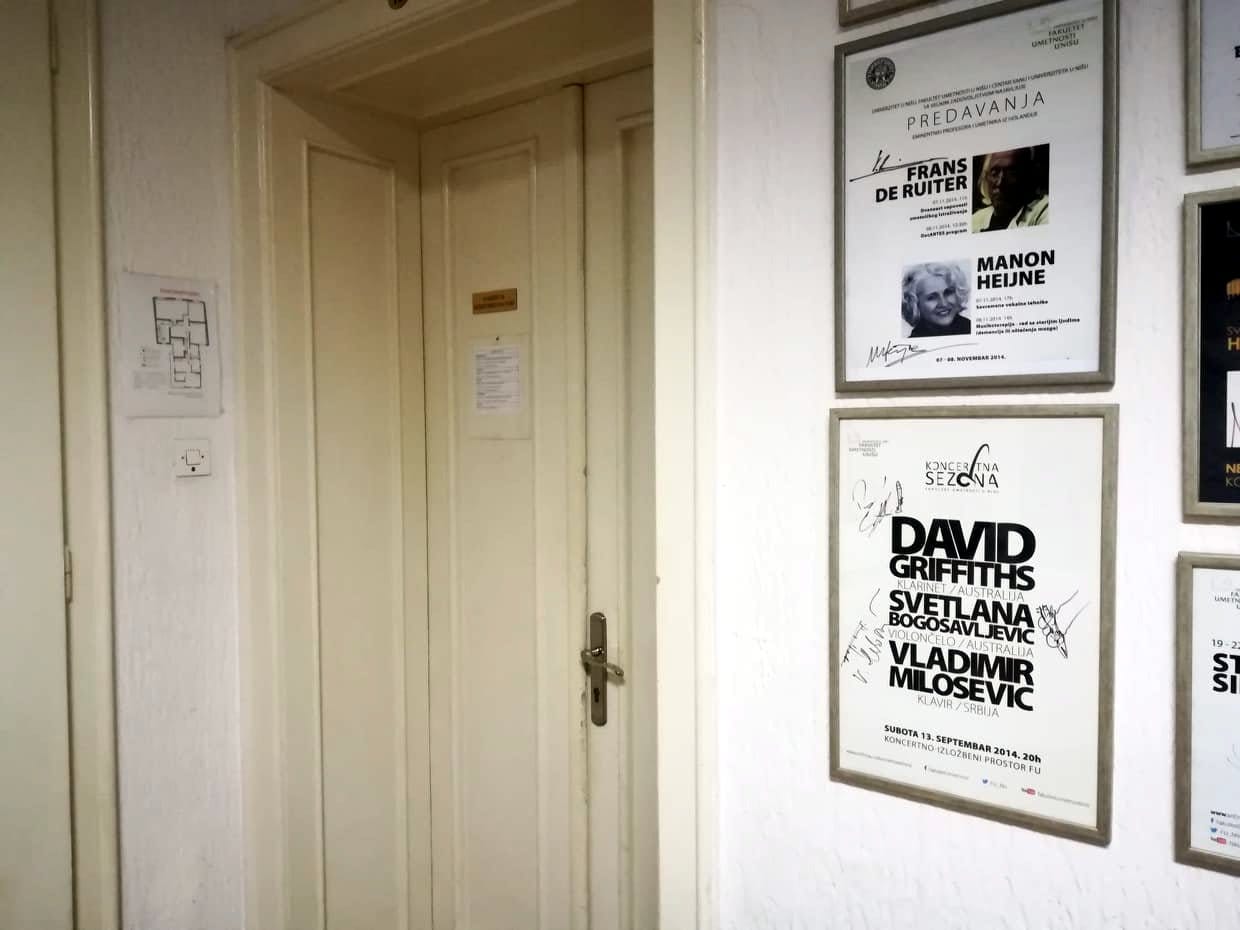 Zatvorena vrata kabineta FU foto JV