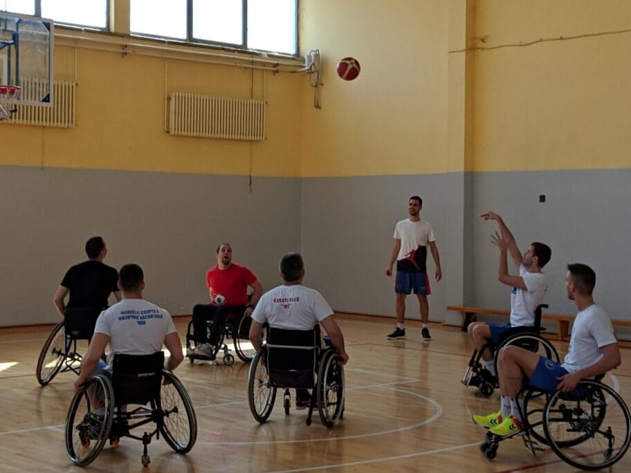 Nišlije dobile opremu, održan prvi trening košarke u kolicima 2 Prvi trening kosarke u kolicima foto Fakultet sporta i fizickog vaspitanja