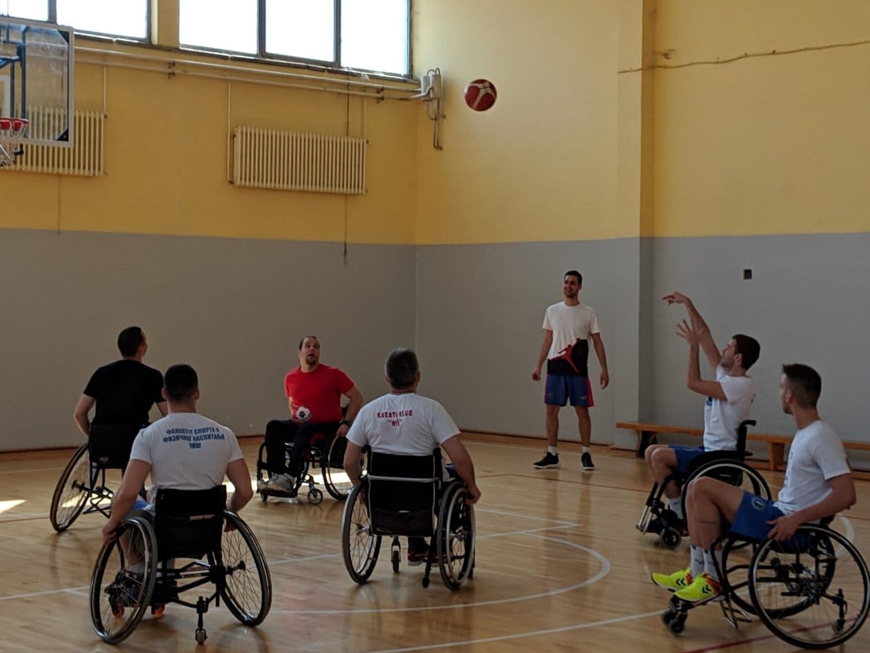 Nišlije dobile opremu, održan prvi trening košarke u kolicima 1 Prvi trening kosarke u kolicima foto Fakultet sporta i fizickog vaspitanja