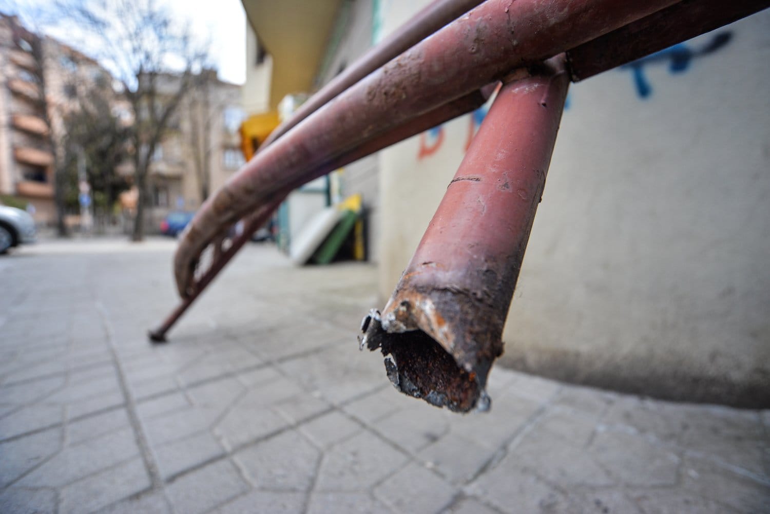 Odlomljena ograda Vanja Keser