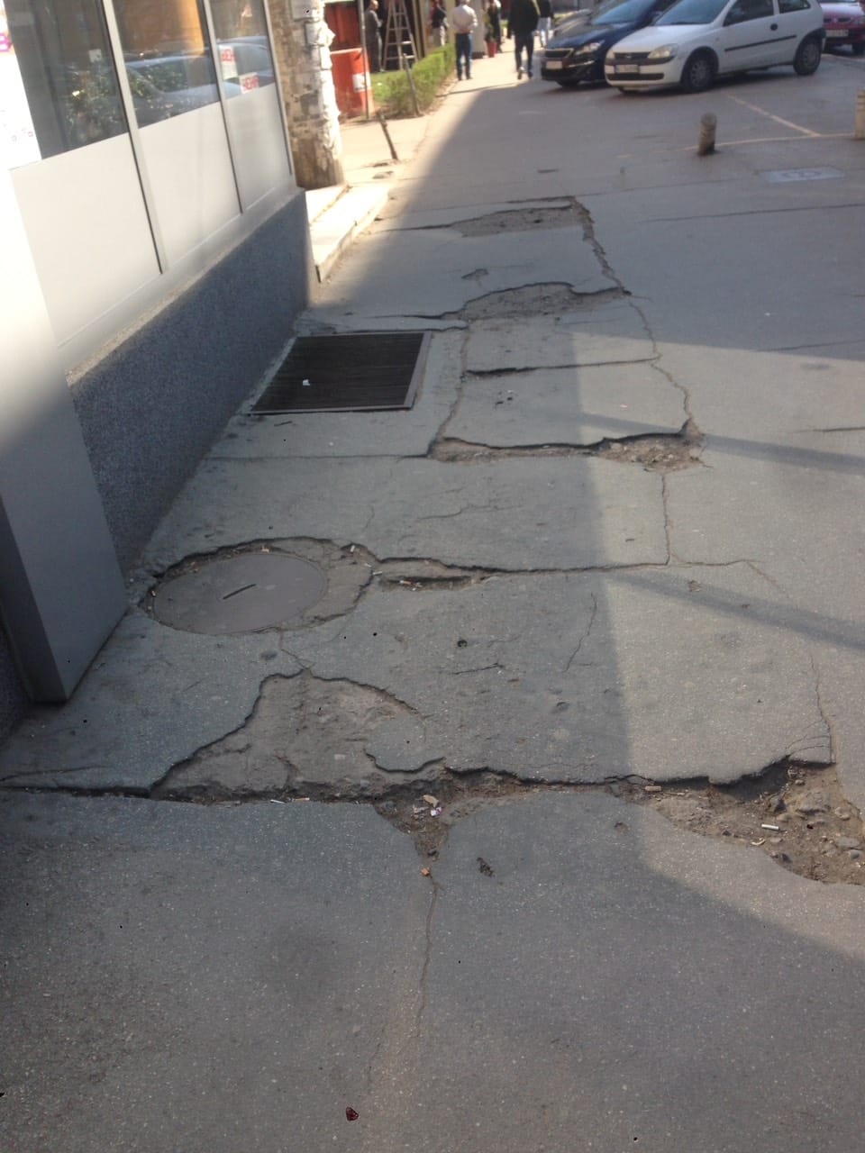 Rupe na trotoaru Ucitelj Tasina Prijavi problem
