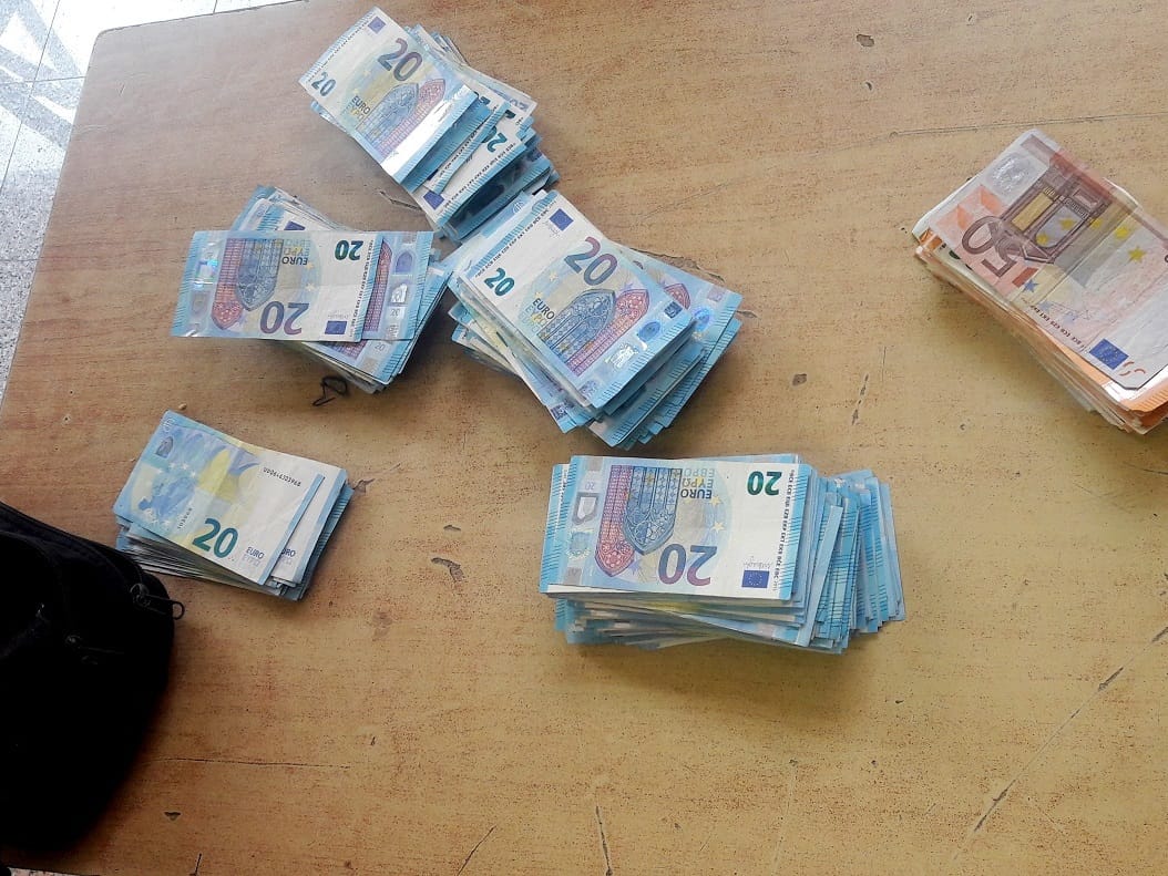 Devize otkrivene u torbici putnika foto Uprava carina