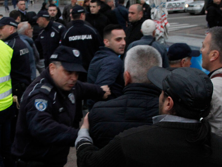 SNS na protestu opozicije - po direktivi ili svojom voljom 5 koskanje u centru foto s dj