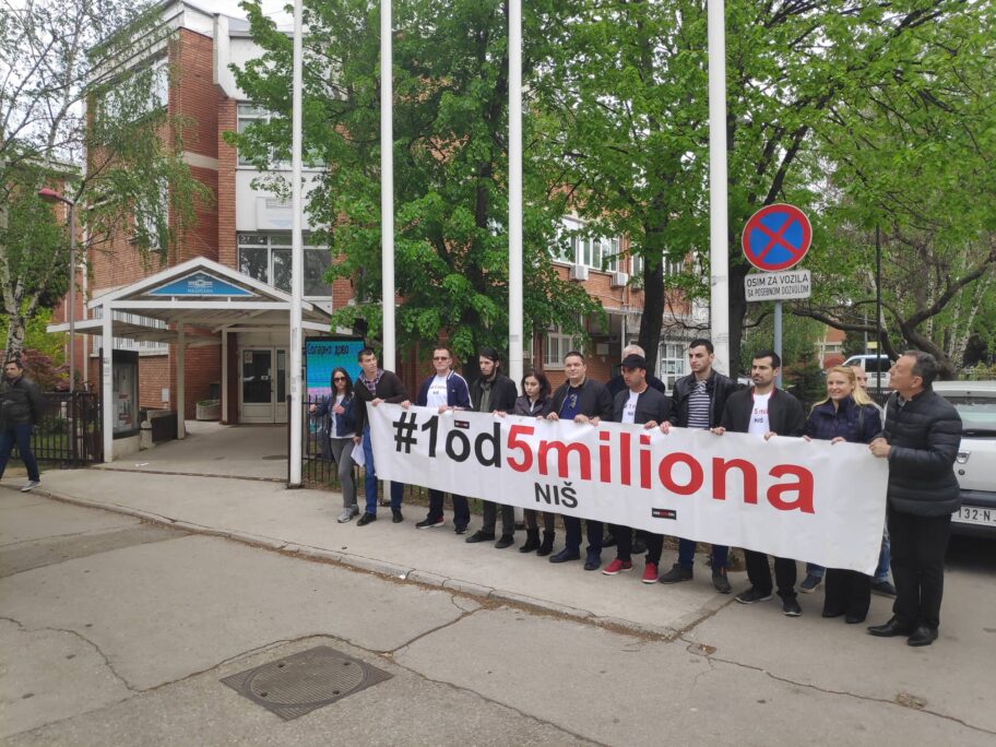 Opozicija tražila smenu Mladenovića zbog incidenta na protestu, većina u Skupštini odbila 15 57154647 2260332627564990 2761082870842785792 n