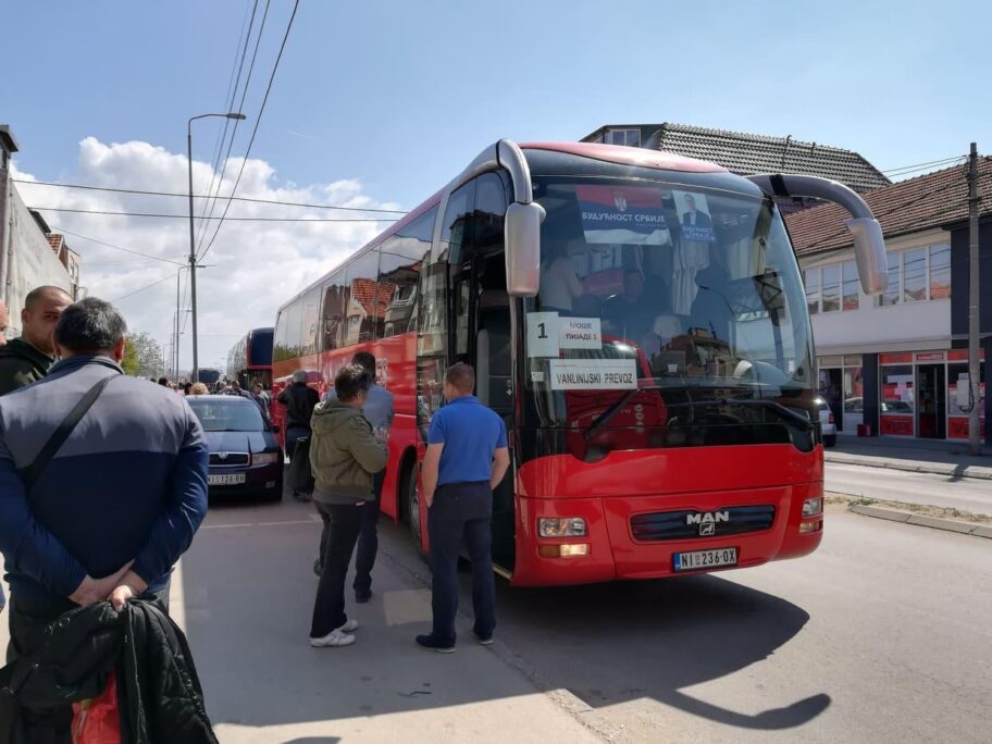 Milovanović: Članovi SNS sami platili sebi i drugima put na miting 4 Busevi za miting Buducnost Srbije foto JV
