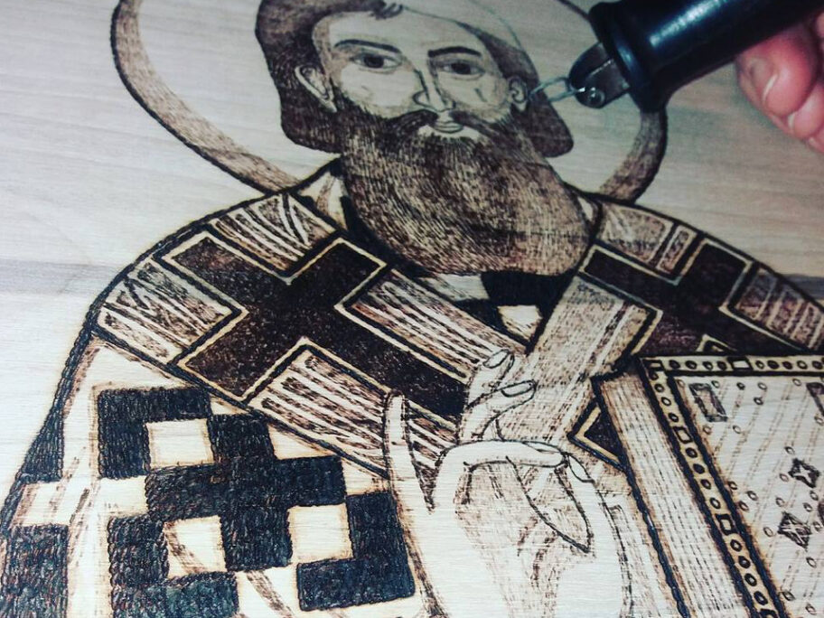 Vranjanka drvo ukrašava vatrom i tako stvara ikone, satove i brojne ukrase 5 draganine rukotvorine3 foto das