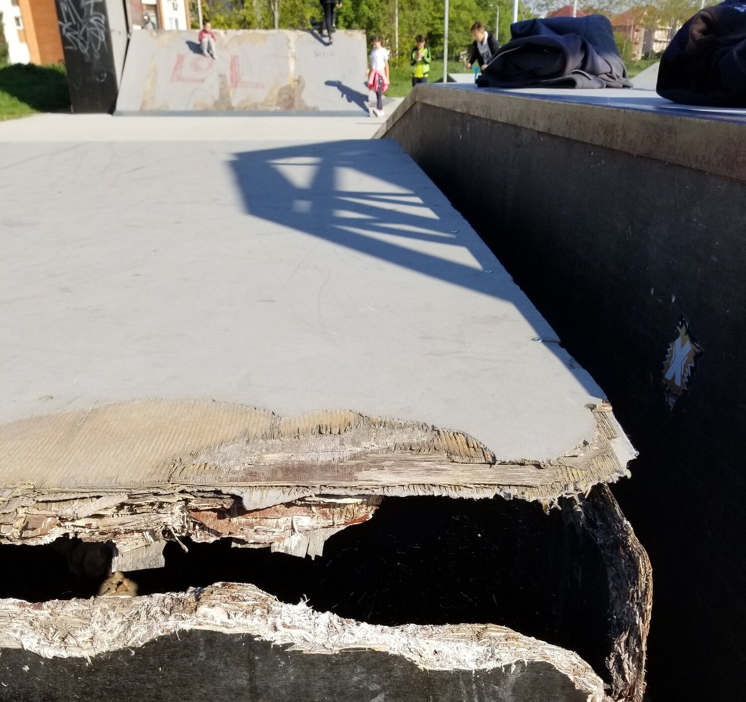 Skejt park polomljena daska Prijavi problem