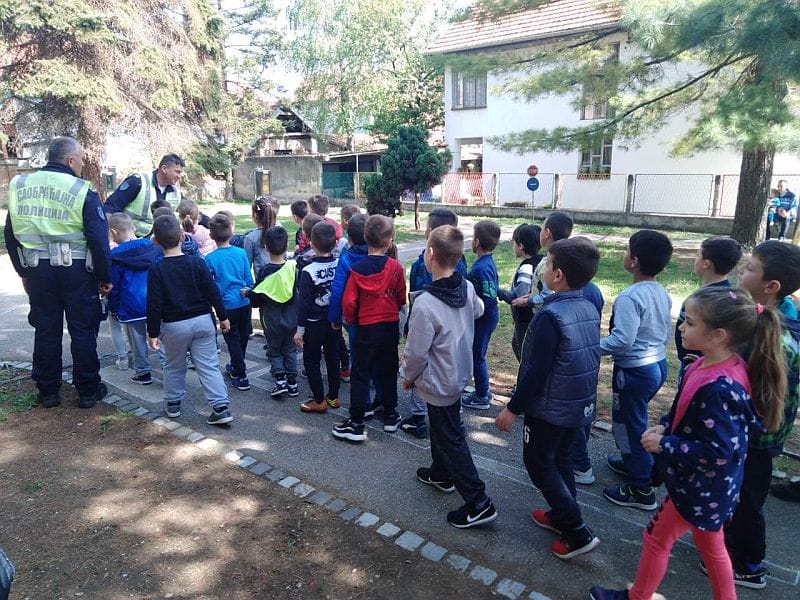 Prokupački mališani učili o bezbednosti u saobraćaju 7 malisani i policija pk